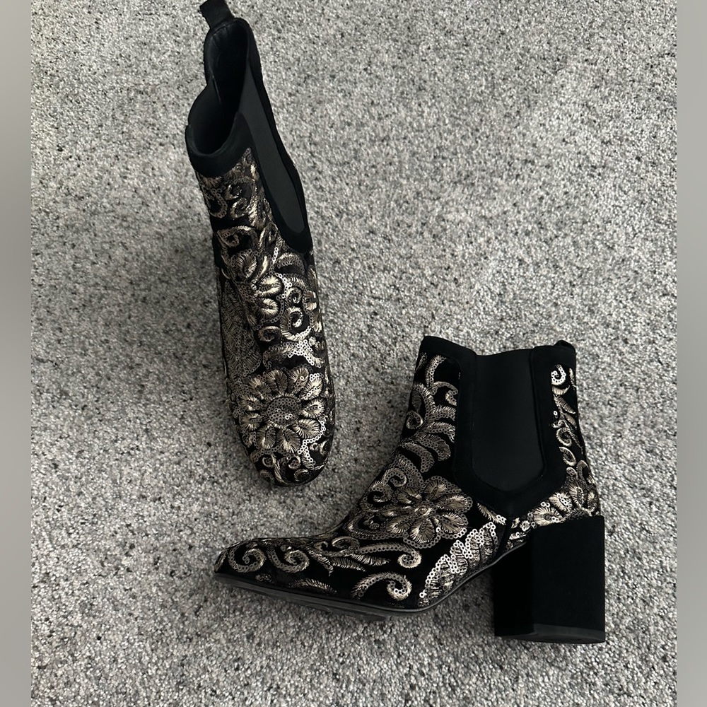 NWOB Stuart Weitzman Mediate sequin embroidered ankle Chelsea boot 6 1/2